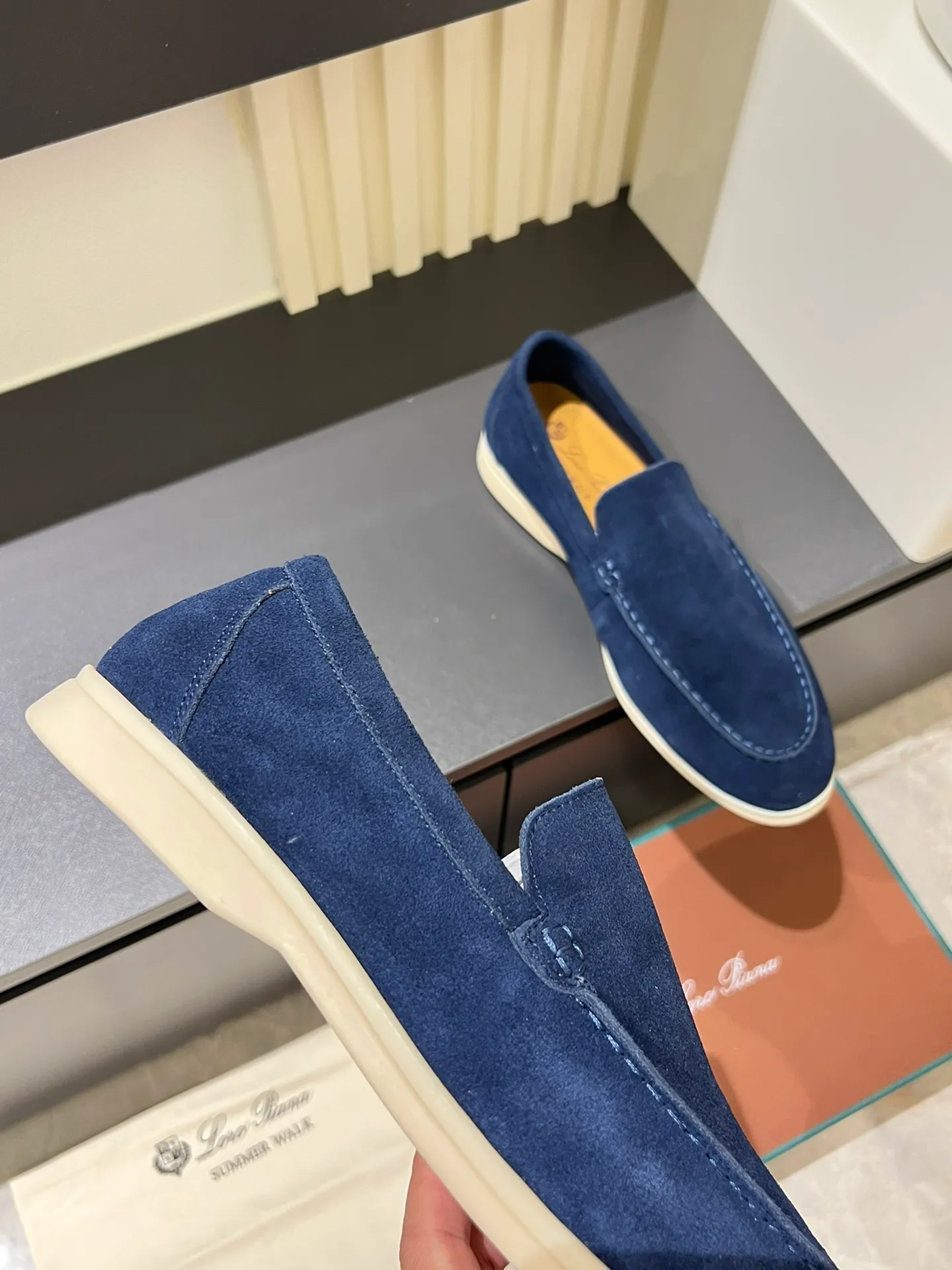Men's shoes 💰p360 "Loro men's shoes 💰pian'*" Classic L men's shoes for couples 💰p Top version British flat loafers, a must-have item in old money style, the minimalist design is eye-catching and durable, a plus point for dressing The soft foot feel and texture are outstanding. They don’t scratch your feet and are very nice. They are matched with soft and waxy soles. They can be worn daily for a long time without getting tired. They are easy to wear, versatile and classic items, with perfect foot feel and texture! Imported cashmere fabric, the lining is made of imported A-grade water-dyed cow lining, the top version of the genuine leather midsole is sewn with pure handmade mark thread! Size: Female 35-40 (34. Customized) Male 38-44 (45.46. Customized)